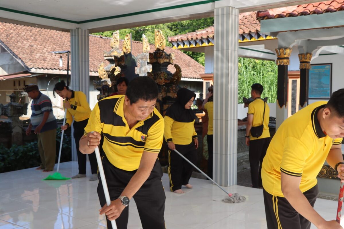 Pembersihan tempat ibadah di Pura Tirta Amerta, Dusun Sidorukun, Pekon Kotaagung, Kecamatan Kota Agung, Jumat 12 Juni 2026 | Dok. Humas Polres Tanggamus.