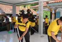 Pembersihan tempat ibadah di Pura Tirta Amerta, Dusun Sidorukun, Pekon Kotaagung, Kecamatan Kota Agung, Jumat 12 Juni 2026 | Dok. Humas Polres Tanggamus.