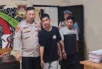 Kedua tersangka usai ditangkap dan akan dijebloskan ke sel tahanan, Jumat 12 Juni 2026 | Dok. Humas Polres Pringsewu.