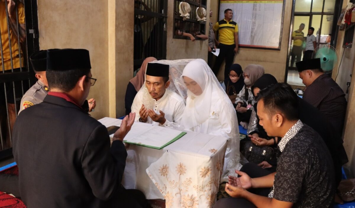 Siti Alia saat melangsungkan ijab kabul dengan calon suaminya, Aris Oktama, seorang tahanan kasus Narkoba di Polres Pringsewu, Jumat 12 Juni 2026 | Dok. Humas Polres Pringsewu.