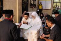 Siti Alia saat melangsungkan ijab kabul dengan calon suaminya, Aris Oktama, seorang tahanan kasus Narkoba di Polres Pringsewu, Jumat 12 Juni 2026 | Dok. Humas Polres Pringsewu.