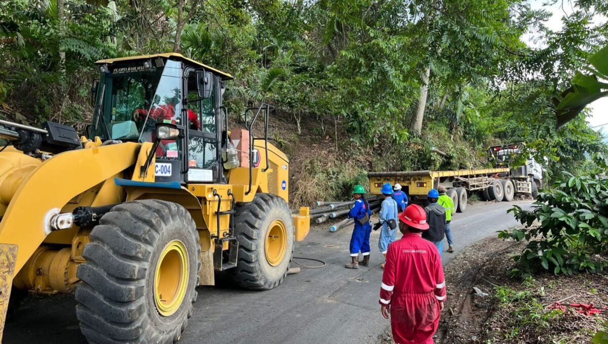 Tim gabungan saat melakukan evakuasi pipa yang diangkut truk yang mengalami kecelakaan di Leter S Pekon Talang Jawa, Pulau Panggung, Tanggamus, Sabtu 13 Juni 2026 | ist/Media Prioritastv.com.