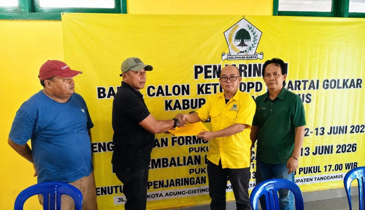 Pengambilan formulir bakal calon Ketua DPD Tanggamus oleh Liaison Officer Agus Ciek | Dok. DPD Golkar Tanggamus.