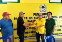 Pengambilan formulir bakal calon Ketua DPD Tanggamus oleh Liaison Officer Agus Ciek | Dok. DPD Golkar Tanggamus.