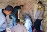 Polisi saat melakukan pemeriksaan TKP dan hendak mengevakuasi korban dari kontrakan Pekon Rejosari ke RSUD Pringsewu, Minggu 14 Juni 2026 | Dok. Humas Polres Pringsewu.