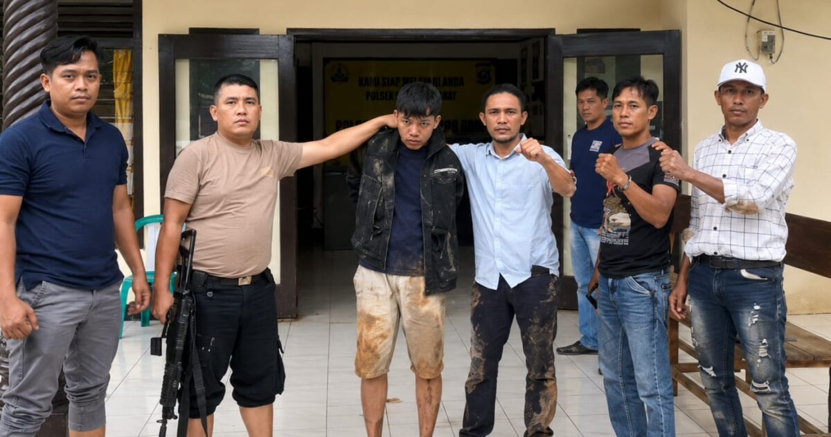 Tersangka Hendra yang dibawa ke Polsek Sumberjaya usai ditangkap dalam aksi kejar-kejaran di tebing Way Tenong, Lampung Barat, Sabtu 13 Juni 2026 | ist/Media Prioritastv.com.