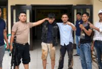 Tersangka Hendra yang dibawa ke Polsek Sumberjaya usai ditangkap dalam aksi kejar-kejaran di tebing Way Tenong, Lampung Barat, Sabtu 13 Juni 2026 | ist/Media Prioritastv.com.