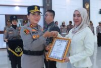 Kapolres Lampung Timur AKBP Heti saat menyerahkan piagam penghargaan kepada Yunia Nur Asiah Ashofah salah satu penolong korban begal, Senin 15 Juni 2026 | Dok. Humas Polres Lampung Timur.