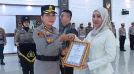Kapolres Lampung Timur AKBP Heti saat menyerahkan piagam penghargaan kepada Yunia Nur Asiah Ashofah salah satu penolong korban begal, Senin 15 Juni 2026 | Dok. Humas Polres Lampung Timur.