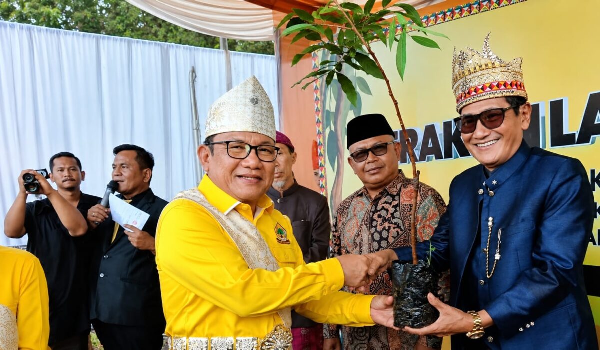 Ketua DPD Golkar, Hanan A. Rozak saat menyerahkan bibit buah-buahan kepada salah satu tokoh di Tanggamus dalam temu kader dan program Gelam di Pekon Tekad, Pulau Pangung, Senin 15 Juni 2026 | Asrul Ariski/Media Prioritastv.com.