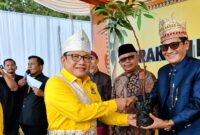 Ketua DPD Golkar, Hanan A. Rozak saat menyerahkan bibit buah-buahan kepada salah satu tokoh di Tanggamus dalam temu kader dan program Gelam di Pekon Tekad, Pulau Pangung, Senin 15 Juni 2026 | Asrul Ariski/Media Prioritastv.com.