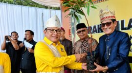 Ketua DPD Golkar, Hanan A. Rozak saat menyerahkan bibit buah-buahan kepada salah satu tokoh di Tanggamus dalam temu kader dan program Gelam di Pekon Tekad, Pulau Pangung, Senin 15 Juni 2026 | Asrul Ariski/Media Prioritastv.com.
