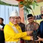 Ketua DPD Golkar, Hanan A. Rozak saat menyerahkan bibit buah-buahan kepada salah satu tokoh di Tanggamus dalam temu kader dan program Gelam di Pekon Tekad, Pulau Pangung, Senin 15 Juni 2026 | Asrul Ariski/Media Prioritastv.com.