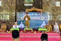 Bupati Pringsewu Riyanto Pamungkas saat memberikan samburan dalam zikir dan doa menyambut tahun baru islam 1448 Hijriah, Senin 15 Juni 2026 | Samuel/Media Prioritastv.com.