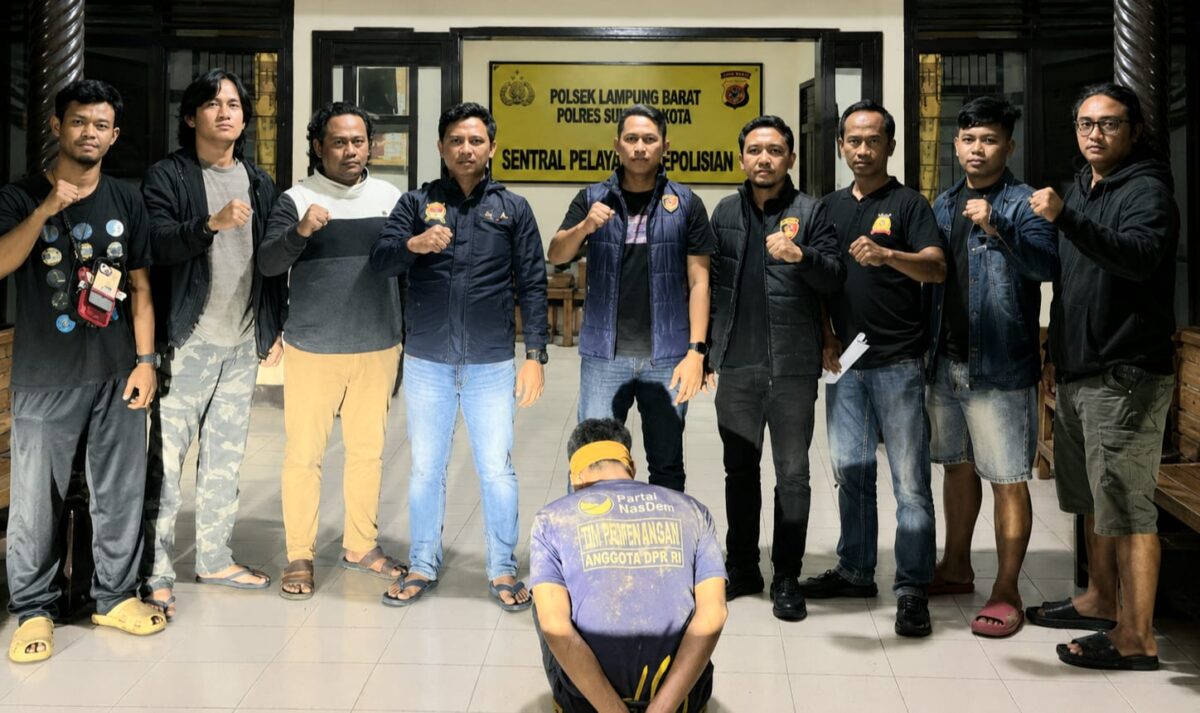 Tersangka Obi Erlando setelah ditangkap usai kabur dan bersembunyi di rawa hingga perkebunan warga Lampung Barat, Senin 15 Juni 2026 | Dok. Humas Polres Lampung Barat.