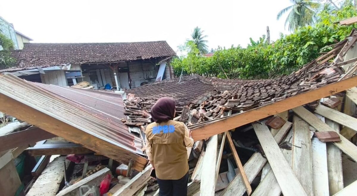Petugas BPBD Sulteng saat meninjau salah satu rumah ambruk akibat gempa 6,7 Magnitudo, Selasa 16 Juni 2026 | Dok. BNPB.