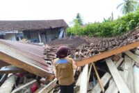 Petugas BPBD Sulteng saat meninjau salah satu rumah ambruk akibat gempa 6,7 Magnitudo, Selasa 16 Juni 2026 | Dok. BNPB.