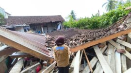 Petugas BPBD Sulteng saat meninjau salah satu rumah ambruk akibat gempa 6,7 Magnitudo, Selasa 16 Juni 2026 | Dok. BNPB.