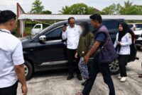Tersangka YI saat tiba di Polres OKU Selatan, Rabu 17 Juni 2026, usai menyerahkan diri di Polsek Rantau Alai Polres Ogan Ilir, Selasa 16 Juni 2026 | Dok. Polres OKU Selatan.