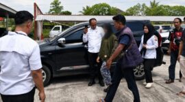 Tersangka YI saat tiba di Polres OKU Selatan, Rabu 17 Juni 2026, usai menyerahkan diri di Polsek Rantau Alai Polres Ogan Ilir, Selasa 16 Juni 2026 | Dok. Polres OKU Selatan.