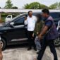Tersangka YI saat tiba di Polres OKU Selatan, Rabu 17 Juni 2026, usai menyerahkan diri di Polsek Rantau Alai Polres Ogan Ilir, Selasa 16 Juni 2026 | Dok. Polres OKU Selatan.