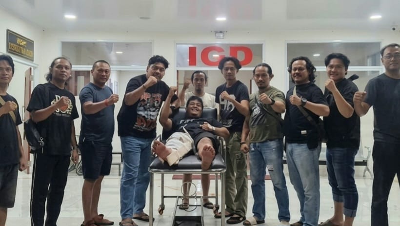Tersangka MRP (25) saat ikut mengepalkan tangan setelah mendapatkan perawatan medis usai terkena tembakan di RS Bhayangkara, Minggu 14 Juni 2026 | Dok. Polda Lampung.