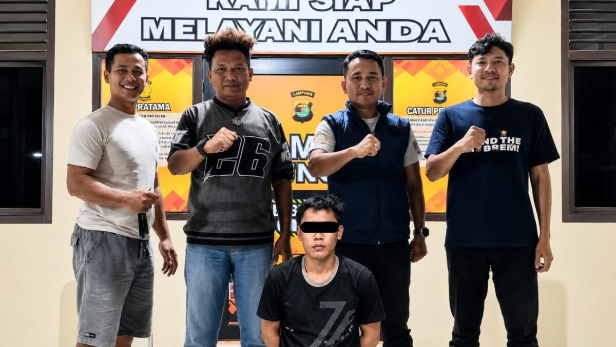 Tersangka P asal Kecamatan Semaka, Tanggamus, Lampung usai ditangkap polisi, Rabu 17 Juni 2026 | Dok. Humas Polres Metro.