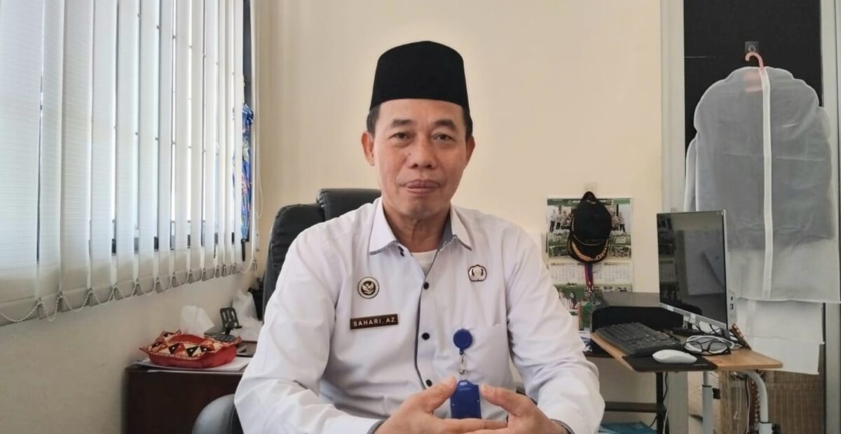 Kepala Subbag Tata Usaha (Kasubbag TU) Kementerian Haji dan Umrah Kabupaten Tanggamus, Sahari AZ saat memberikan keterangan pers kepada Media Prioritastv.com, Kamis 18 Juni 2026 | Herdi/Media Prioritastv.com.