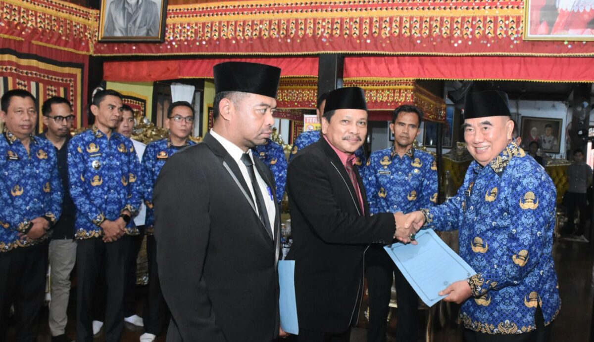 Bupati Tanggamus H. Moh. Saleh Asnawi saat melantik 2 pejabat sebagai dewan pengawas Perumdam Way Agung, Rabu 17 Juni 2026 | Dok. Humas Pemkab Tanggamus.
