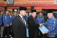 Bupati Tanggamus H. Moh. Saleh Asnawi saat melantik 2 pejabat sebagai dewan pengawas Perumdam Way Agung, Rabu 17 Juni 2026 | Dok. Humas Pemkab Tanggamus.