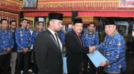 Bupati Tanggamus H. Moh. Saleh Asnawi saat melantik 2 pejabat sebagai dewan pengawas Perumdam Way Agung, Rabu 17 Juni 2026 | Dok. Humas Pemkab Tanggamus.