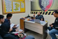Korban Charles nomor 3 dari kiri (searah jarum jam) saat menerima permohonan maaf pelaku (nomor 2 dari kiri) di Polsek Pringsewu Kota, Jumat 19 Juni 2026 | Dok. Humas Polres Pringsewu.