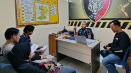 Korban Charles nomor 3 dari kiri (searah jarum jam) saat menerima permohonan maaf pelaku (nomor 2 dari kiri) di Polsek Pringsewu Kota, Jumat 19 Juni 2026 | Dok. Humas Polres Pringsewu.