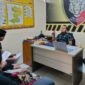 Korban Charles nomor 3 dari kiri (searah jarum jam) saat menerima permohonan maaf pelaku (nomor 2 dari kiri) di Polsek Pringsewu Kota, Jumat 19 Juni 2026 | Dok. Humas Polres Pringsewu.