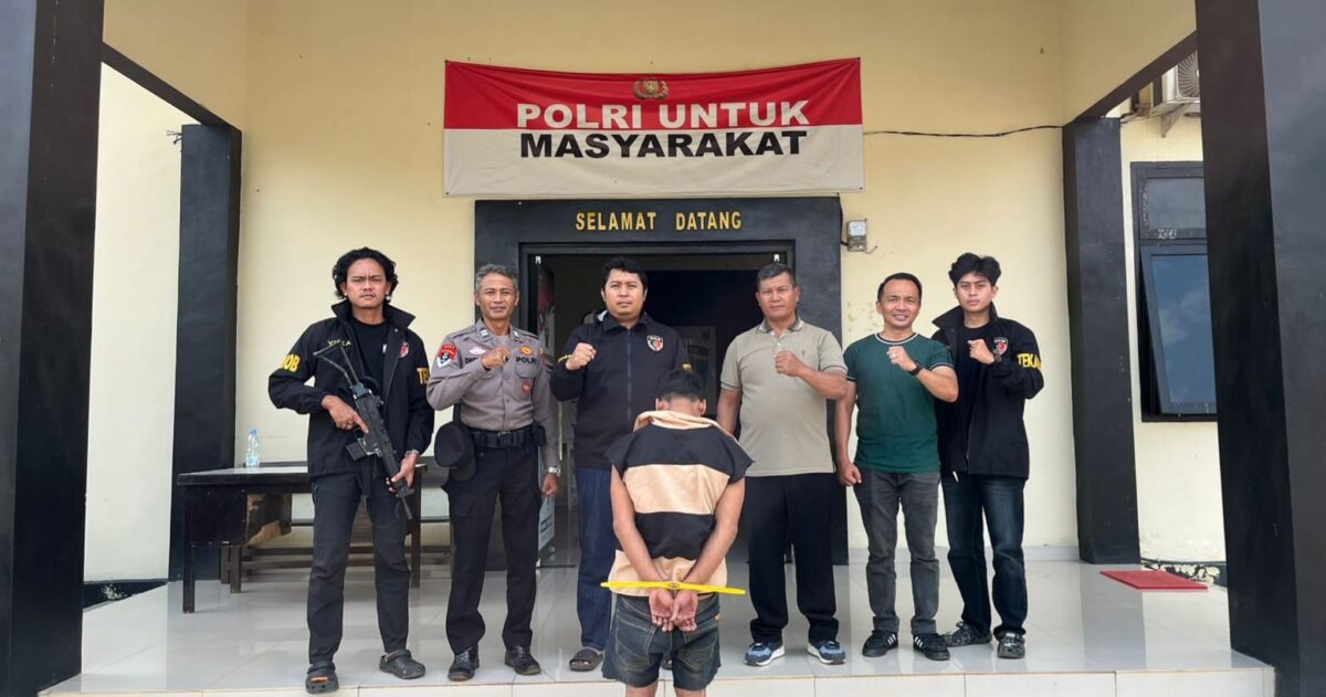 Tersangka HS saat diamankan Polsek Pulau Panggung sebelum dijebloskan ke sel tahanan, Sabtu 20 Juni 2026 | Dok. Humas Polres Tanggamus.