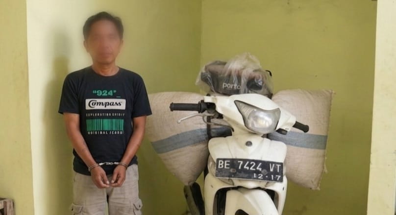 Tersangka Suwarman setelah ditangkap bersama barang bukti sepeda motor dan kopi yang dicurinya, Minggu 21 Juni 2026 | Dok. Humas Polres Tanggamus.