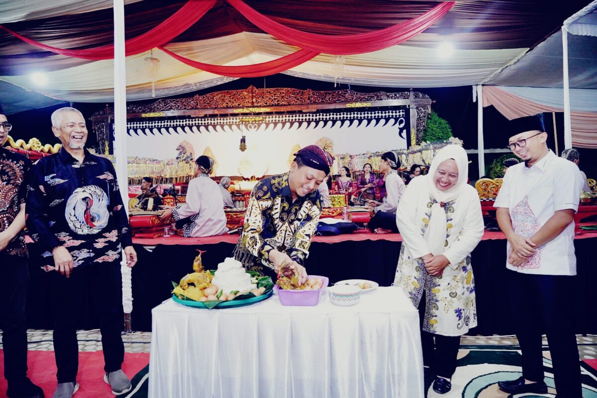 Bupati Pringsewu Riyanto Pamungkas saat memotong tumpeng rantkaian bersih desa di Kelurahan Fajaresuk, Sabtu 20 Juni 2026, malam | Samuel/Media Prioritastv.com.