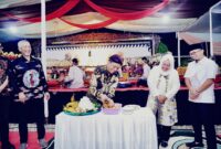 Bupati Pringsewu Riyanto Pamungkas saat memotong tumpeng rantkaian bersih desa di Kelurahan Fajaresuk, Sabtu 20 Juni 2026, malam | Samuel/Media Prioritastv.com.