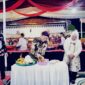 Bupati Pringsewu Riyanto Pamungkas saat memotong tumpeng rantkaian bersih desa di Kelurahan Fajaresuk, Sabtu 20 Juni 2026, malam | Samuel/Media Prioritastv.com.
