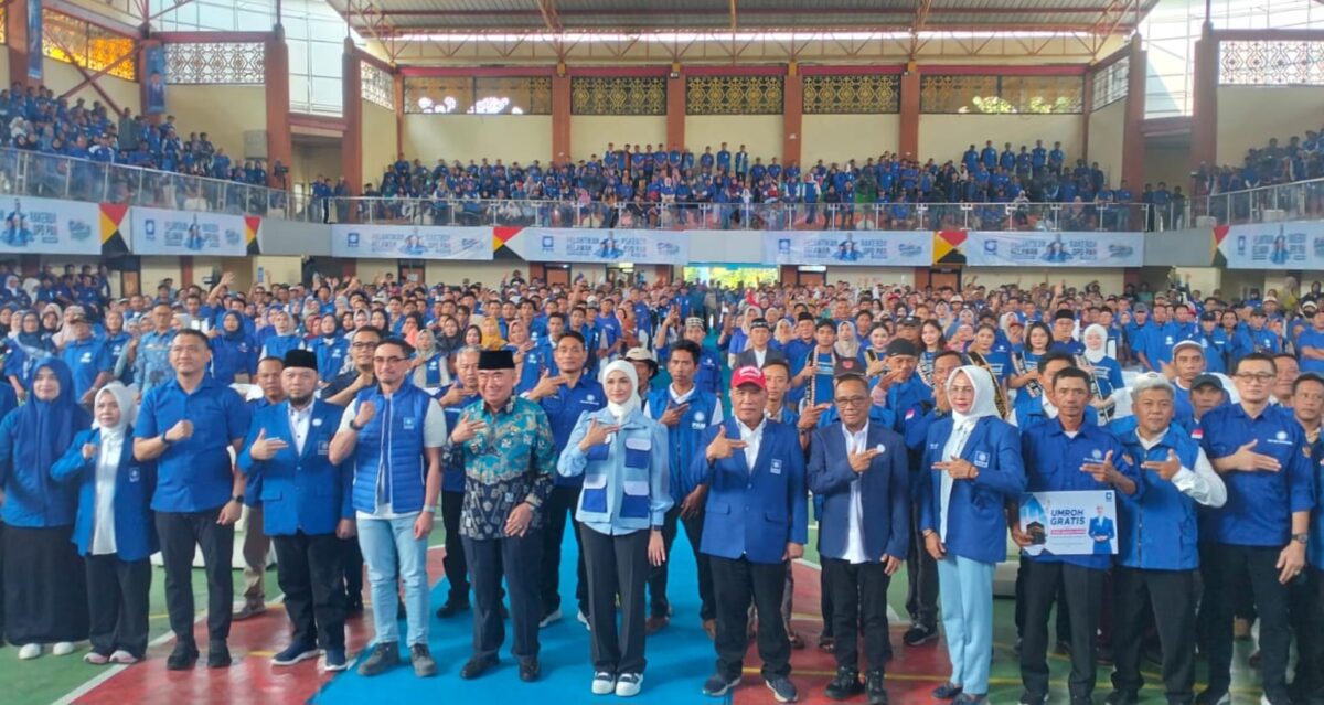 Foto bersama Bupati Tanggamus H. Moh. Saleh Asnawi bersama Putri Zulkifli Hasan dan para relawan usai penyerahan hadiah umroh gratis relawan Putri Zulhas dalam Rakerda I DPD PAN Tanggamus di GOR Kota Agung, Minggu 21 Juni 2026 | Herdi/Media Prioritastv.com.