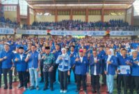 Foto bersama Bupati Tanggamus H. Moh. Saleh Asnawi bersama Putri Zulkifli Hasan dan para relawan usai penyerahan hadiah umroh gratis relawan Putri Zulhas dalam Rakerda I DPD PAN Tanggamus di GOR Kota Agung, Minggu 21 Juni 2026 | Herdi/Media Prioritastv.com.