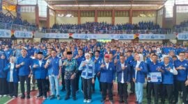 Foto bersama Bupati Tanggamus H. Moh. Saleh Asnawi bersama Putri Zulkifli Hasan dan para relawan usai penyerahan hadiah umroh gratis relawan Putri Zulhas dalam Rakerda I DPD PAN Tanggamus di GOR Kota Agung, Minggu 21 Juni 2026 | Herdi/Media Prioritastv.com.