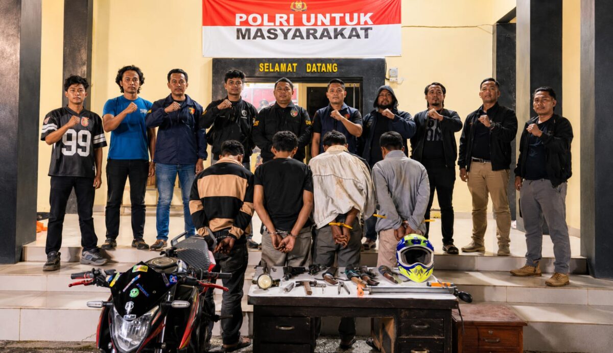 Keempat pelaku yang ditetapkan menjadi tersangka dugaan pencurian 30 TKP di Ulu Belu, Tanggamus, Minggu 21 Juni 2026 | Dok. Humas Polres Tanggamus.