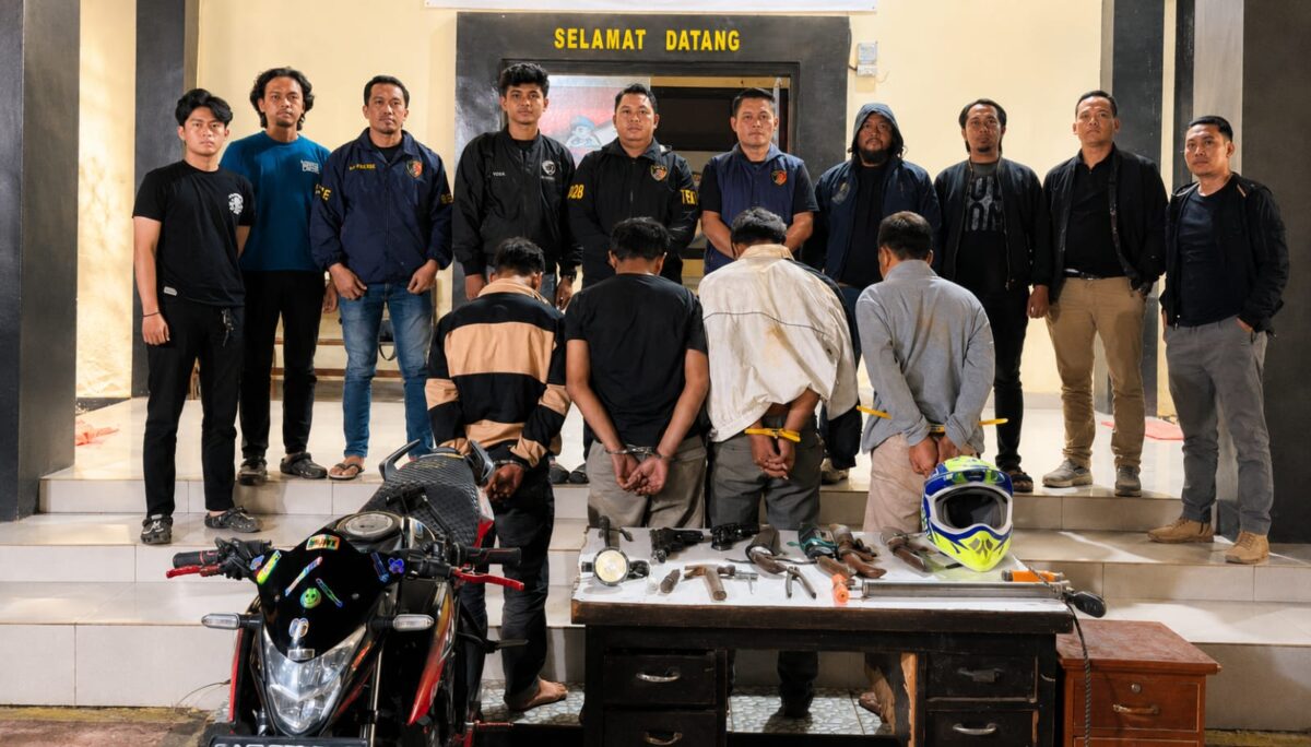 Keempat pelaku yang ditetapkan menjadi tersangka dugaan pencurian 30 TKP di Ulu Belu, Tanggamus, Minggu 21 Juni 2026 | Dok. Humas Polres Tanggamus.