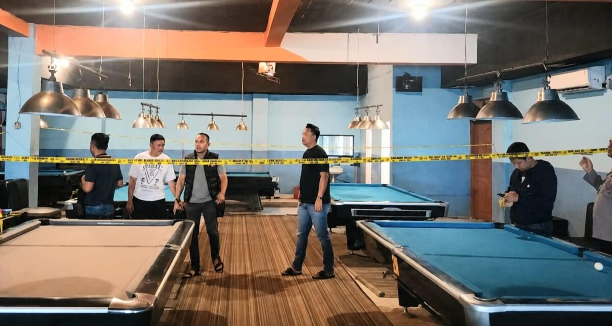 Polisi saat melakukan pemeriksaan TKP di arena biliar Jalan Ahmad Yani, Kelurahan Pringsewu Timur, Pringsewu, Minggu 21 Juni 2026, malam | Dok. Polsek Pringsewu Kota.