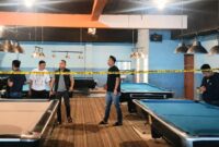 Polisi saat melakukan pemeriksaan TKP di arena biliar Jalan Ahmad Yani, Kelurahan Pringsewu Timur, Pringsewu, Minggu 21 Juni 2026, malam | Dok. Polsek Pringsewu Kota.