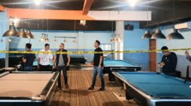 Polisi saat melakukan pemeriksaan TKP di arena biliar Jalan Ahmad Yani, Kelurahan Pringsewu Timur, Pringsewu, Minggu 21 Juni 2026, malam | Dok. Polsek Pringsewu Kota.