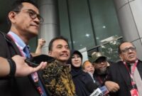 Roy Suryo dan dr Tifa saat keluar dari Kejaksaan Negeri Jakarta Selatan bersama para pengacaranya usai dilimpahkan Polda Metro Jaya, Senin 22 Juni 2026 |