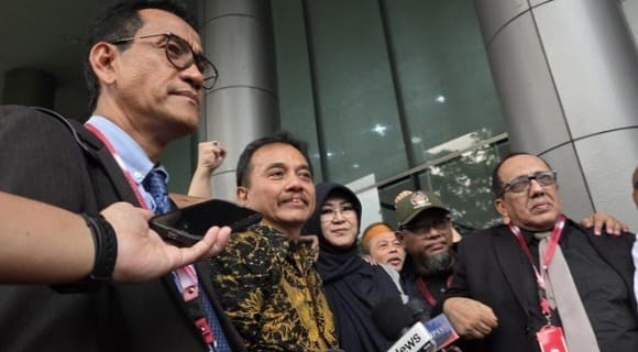 Roy Suryo dan dr Tifa saat keluar dari Kejaksaan Negeri Jakarta Selatan bersama para pengacaranya usai dilimpahkan Polda Metro Jaya, Senin 22 Juni 2026 |