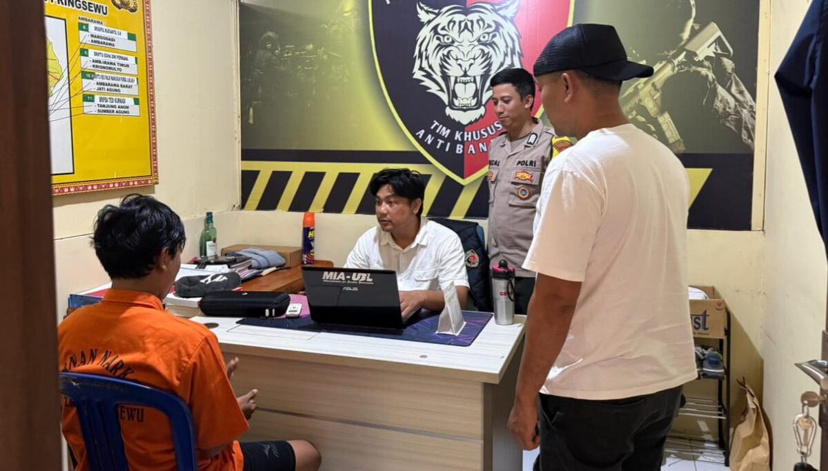 Tersangka penusukan di arena biliar Pringsewu insial SAW warga Pekon Babakan, Pugung, Tanggamus usai menyerahkan diri ke Polsek Pringsewu Kota, Minggu 21 Juni 2026 | Dok. Humas Polres Pringsewu.